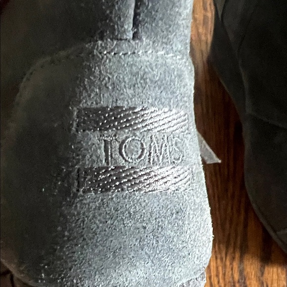 Like🎉TOMS Desert Wedge Dark Gray Suede Wedge Boots Size W7 - Picture 12 of 13